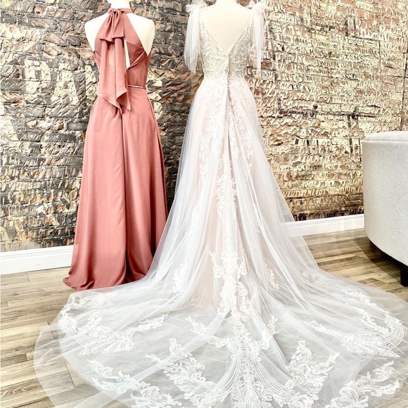 Size 10 Wedding Dress, never been worn or altered! - Picture 1 of 3